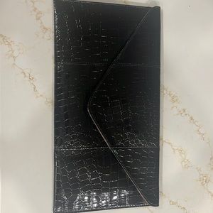 Skinny clutch  , like mail Leaser